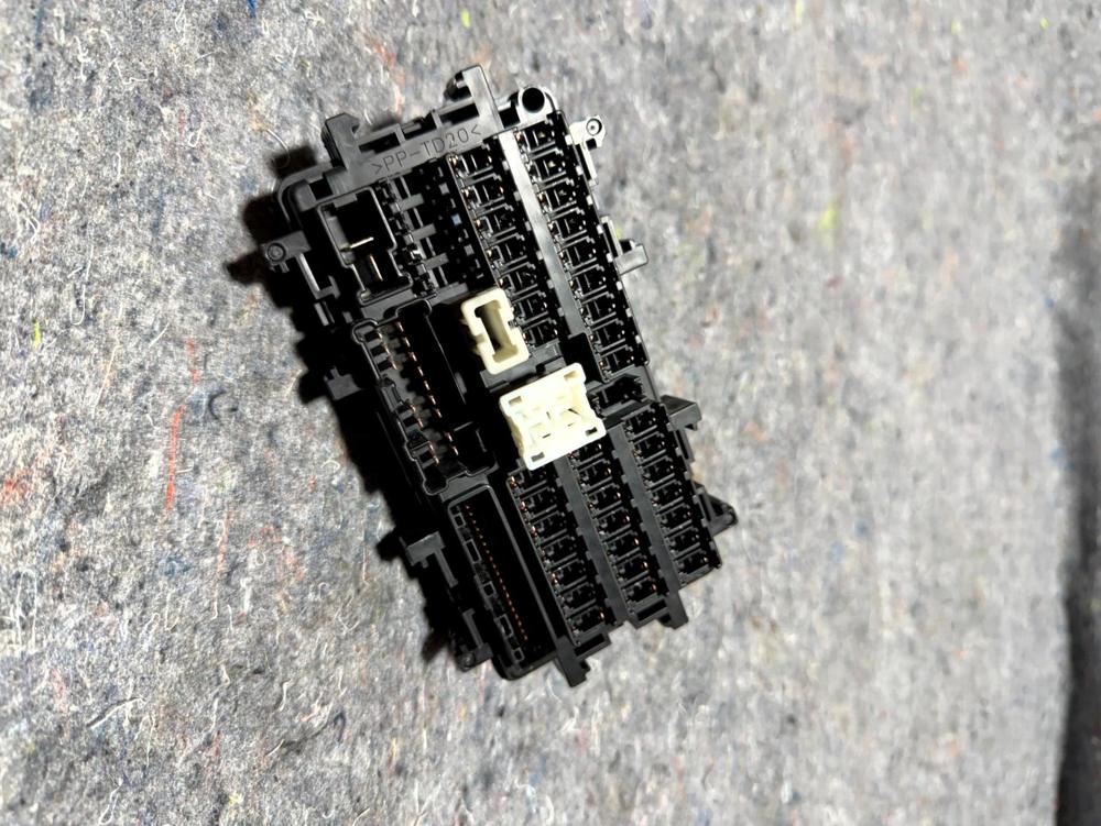 Cabin Fuse Junction Relay Box 252307990A Infiniti Q50 2016-2020 OEM – photo 2