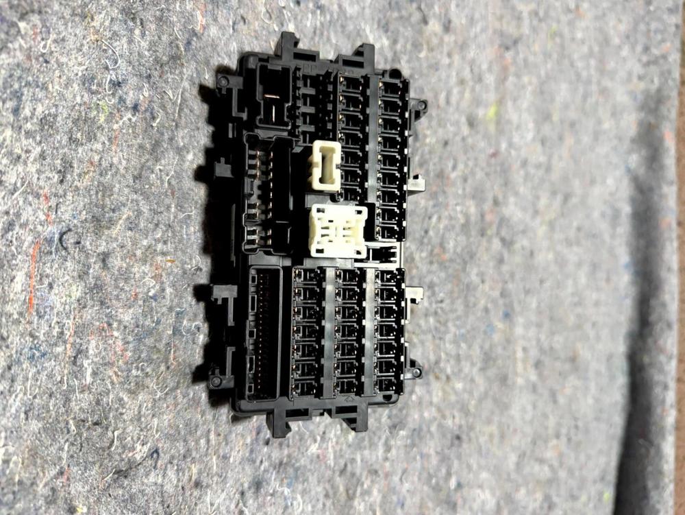 Cabin Fuse Junction Relay Box 252307990A Infiniti Q50 2016-2020 OEM – photo 3