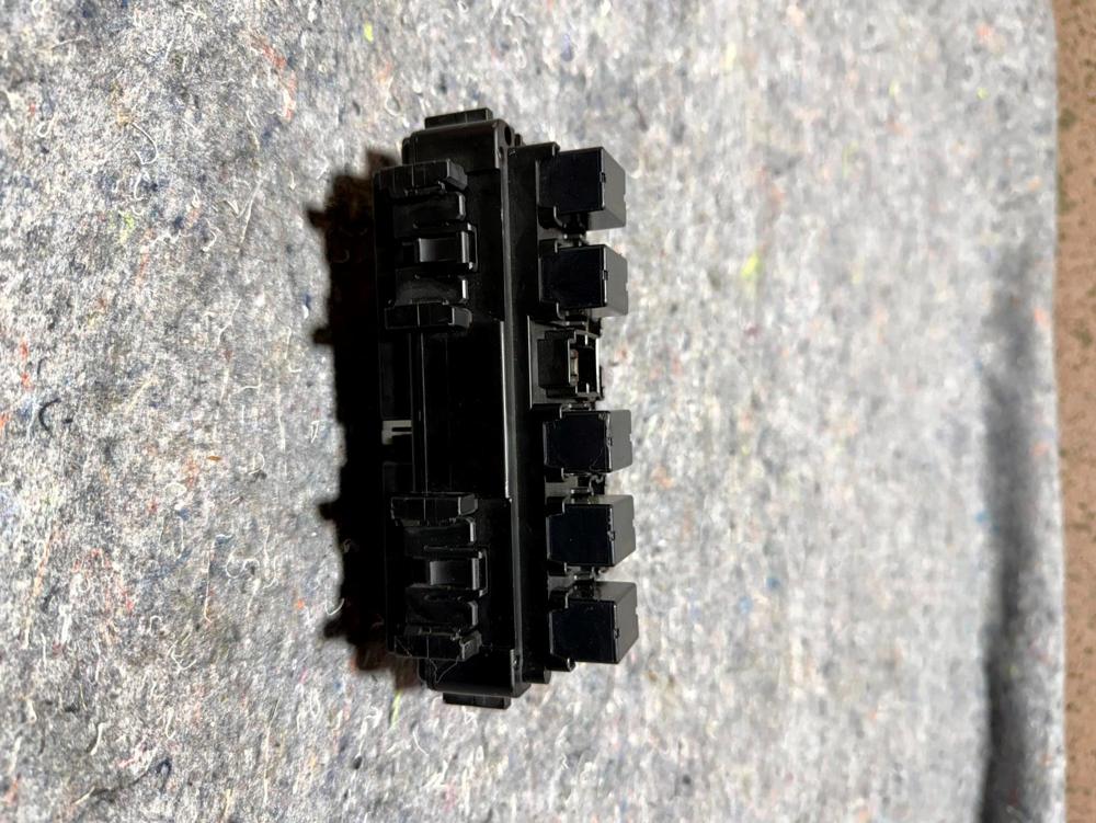 Cabin Fuse Junction Relay Box 252307990A Infiniti Q50 2016-2020 OEM – photo 4