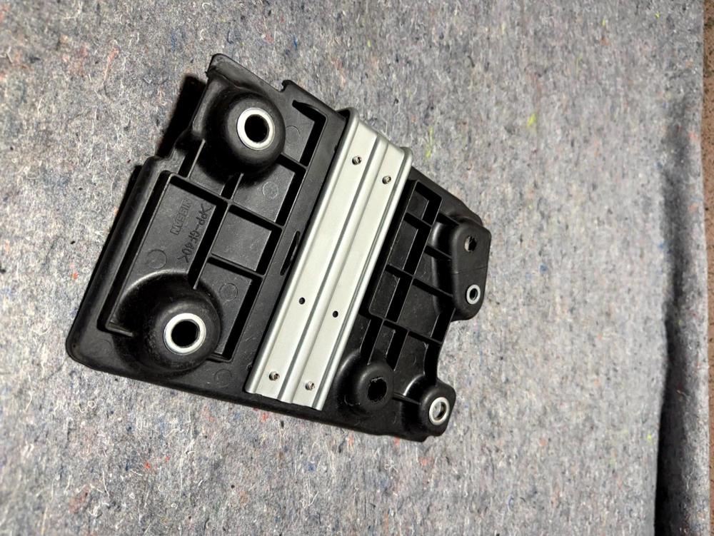 2017-2022 Infiniti Q60 Battery Tray Holdesr Mount Support Bracket OEM 658664GF0A – photo 4