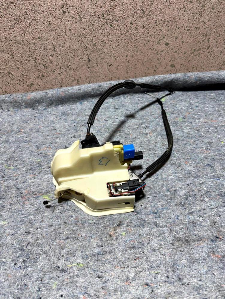 Bentley Flying Spur Front Right Passenger Door Lock Actuator 3W5837013C 06-12 – photo 1
