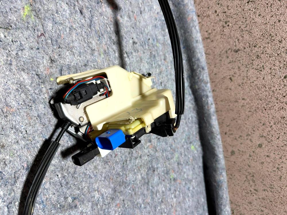 Bentley Flying Spur Front Right Passenger Door Lock Actuator 3W5837013C 06-12 – photo 2