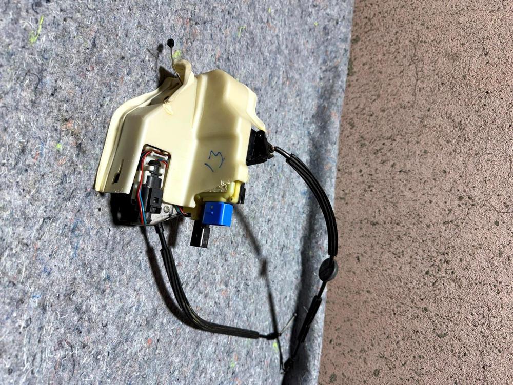 Bentley Flying Spur Front Right Passenger Door Lock Actuator 3W5837013C 06-12 – photo 3