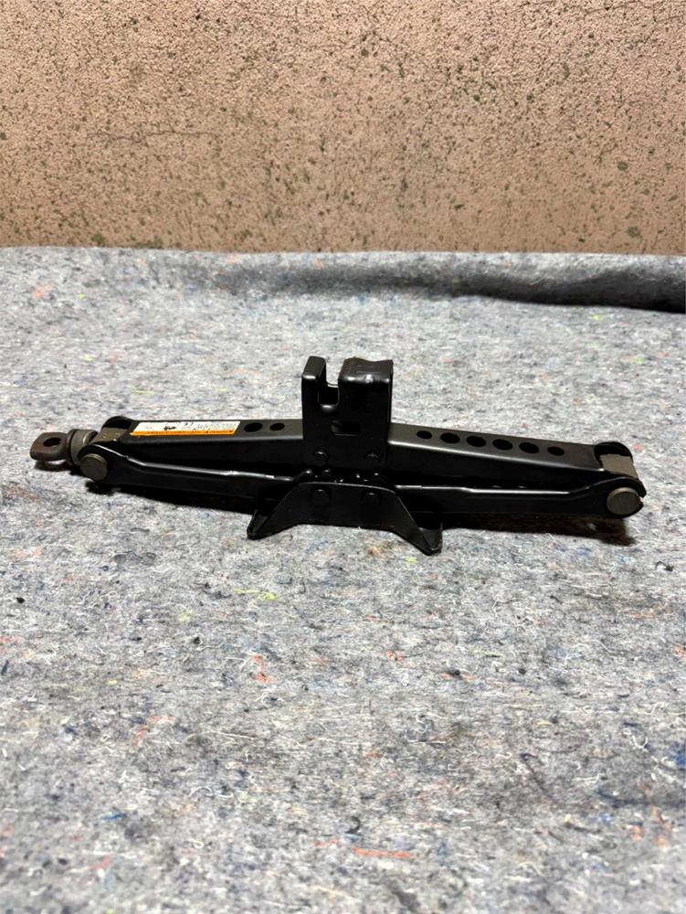 Genuine OEM Toyota 09111-0W160 Emergency Jack Assy – photo 1