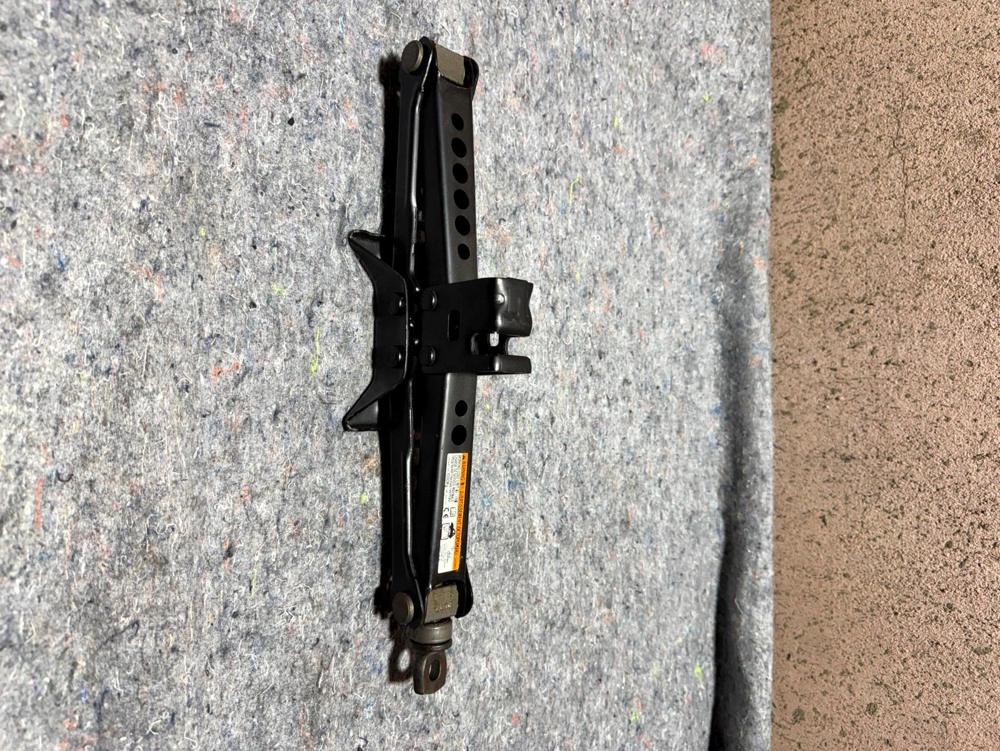 Genuine OEM Toyota 09111-0W160 Emergency Jack Assy – photo 2