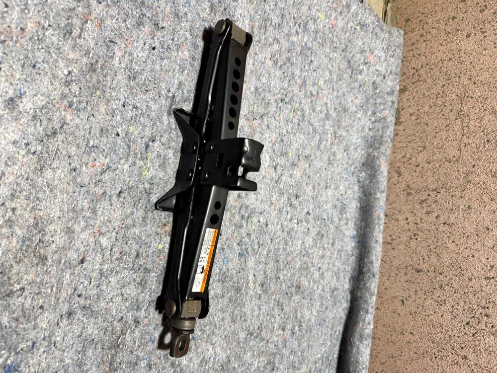 Genuine OEM Toyota 09111-0W160 Emergency Jack Assy – photo 3