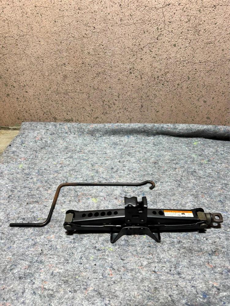 Genuine OEM Toyota 09111-0W160 Emergency Jack Assy – photo 1