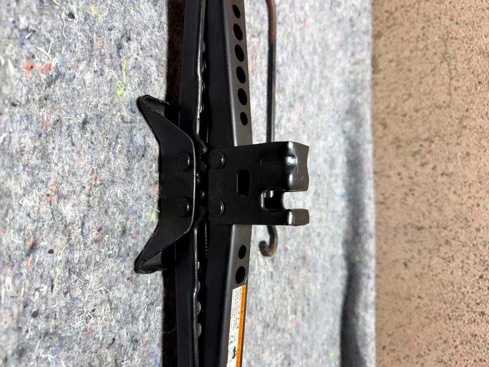 Genuine OEM Toyota 09111-0W160 Emergency Jack Assy – photo 2