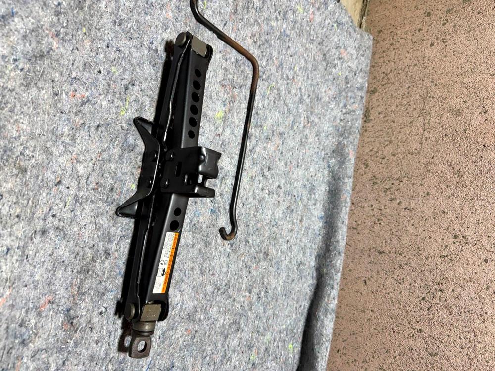 Genuine OEM Toyota 09111-0W160 Emergency Jack Assy – photo 3