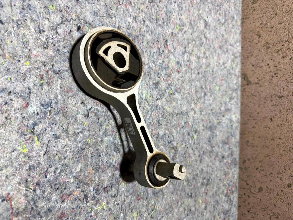 2014-2019 Maserati Ghibli OEM Turbo Engine Support Mount Bracket 06700048690 – photo 2