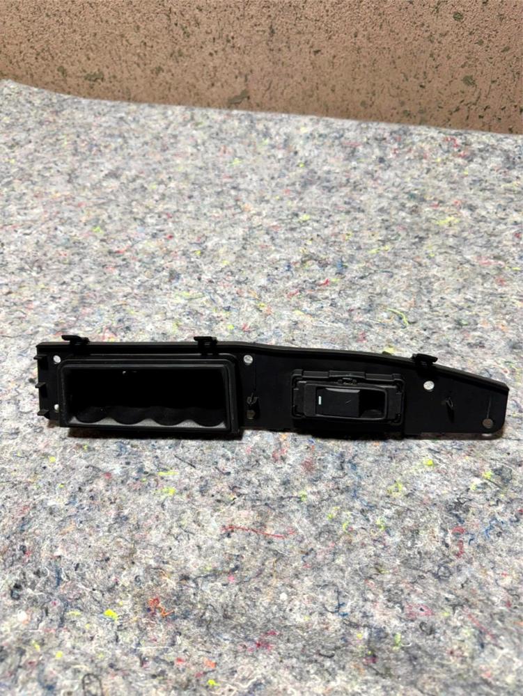 2009 Jeep Patriot Left Driver Rear Door Window Switch W/trim Plate L0164846 – photo 1