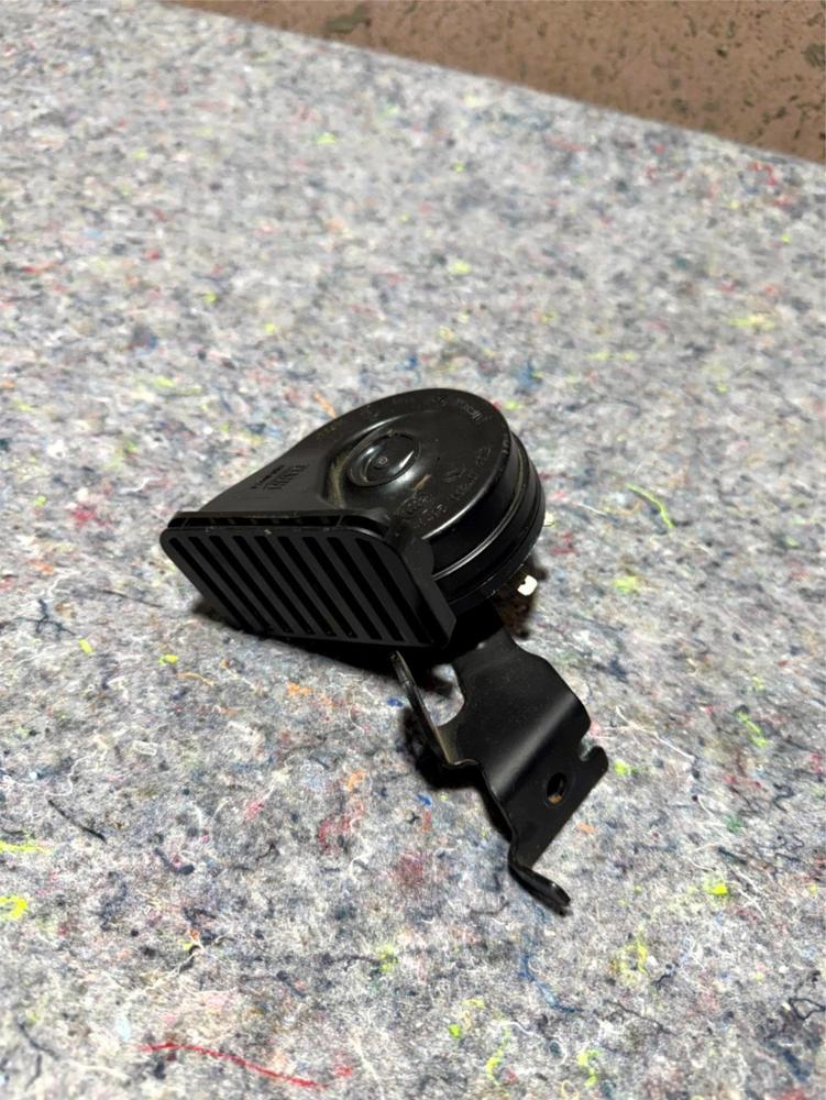 Dodge Grand Caravan Left Side High Tone Horn A046495 OEM – photo 1