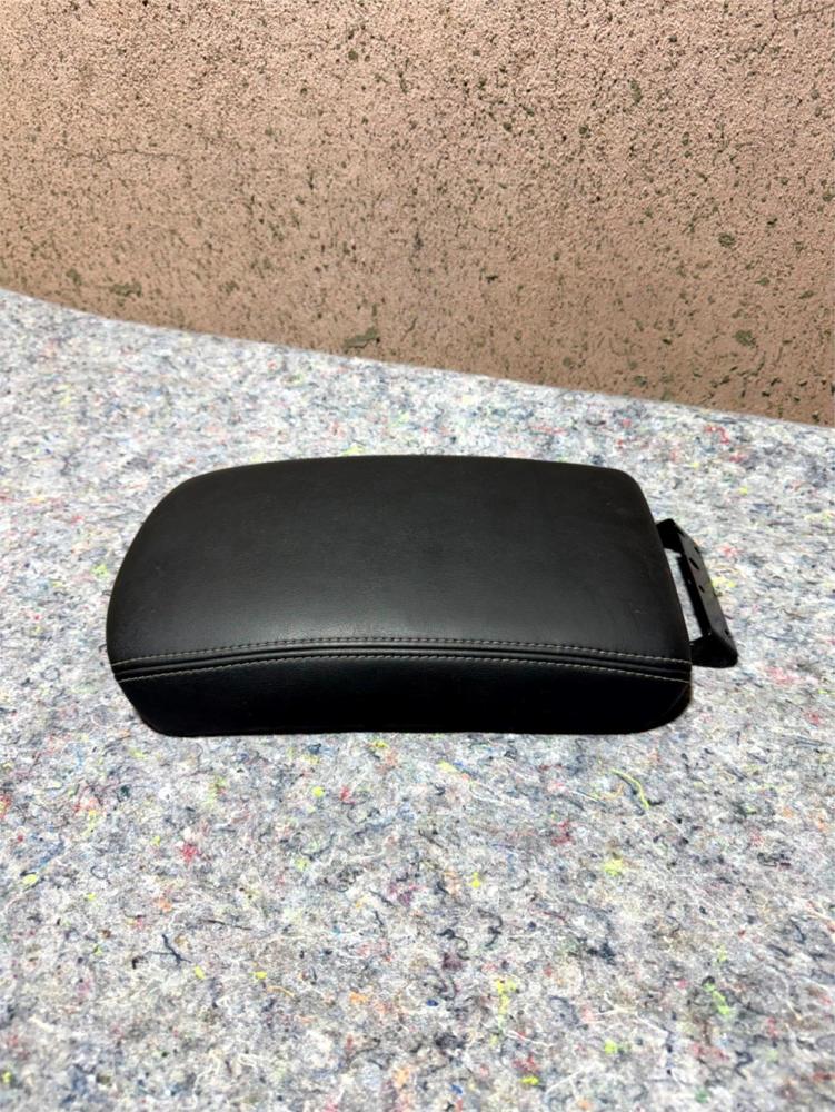 2014-2021 Infiniti Q50 Center Console Black Leather Armrest Lid OEM – photo 1