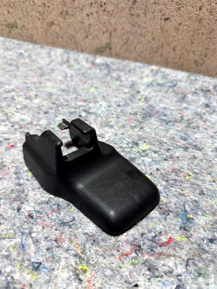 2005-2011 Toyota Tacoma Crew Cab Front Right Seat Track End Cover 72137-AD010 – photo 1
