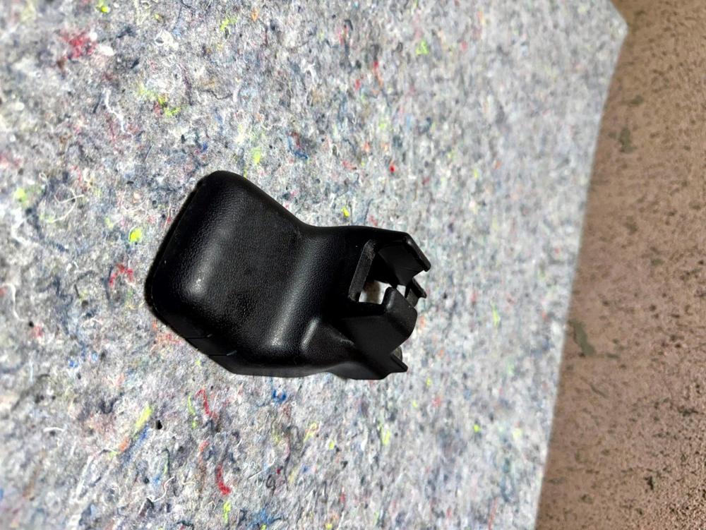 2005-2011 Toyota Tacoma Crew Cab Front Right Seat Track End Cover 72137-AD010 – photo 2