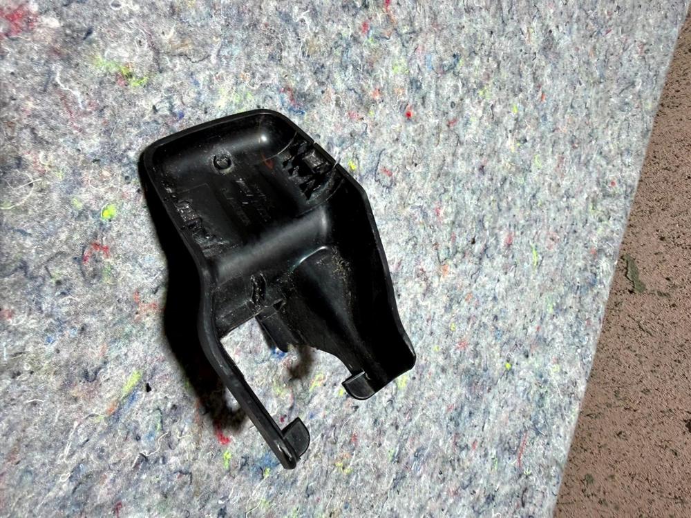 2005-2011 Toyota Tacoma Crew Cab Front Right Seat Track End Cover 72137-AD010 – photo 4
