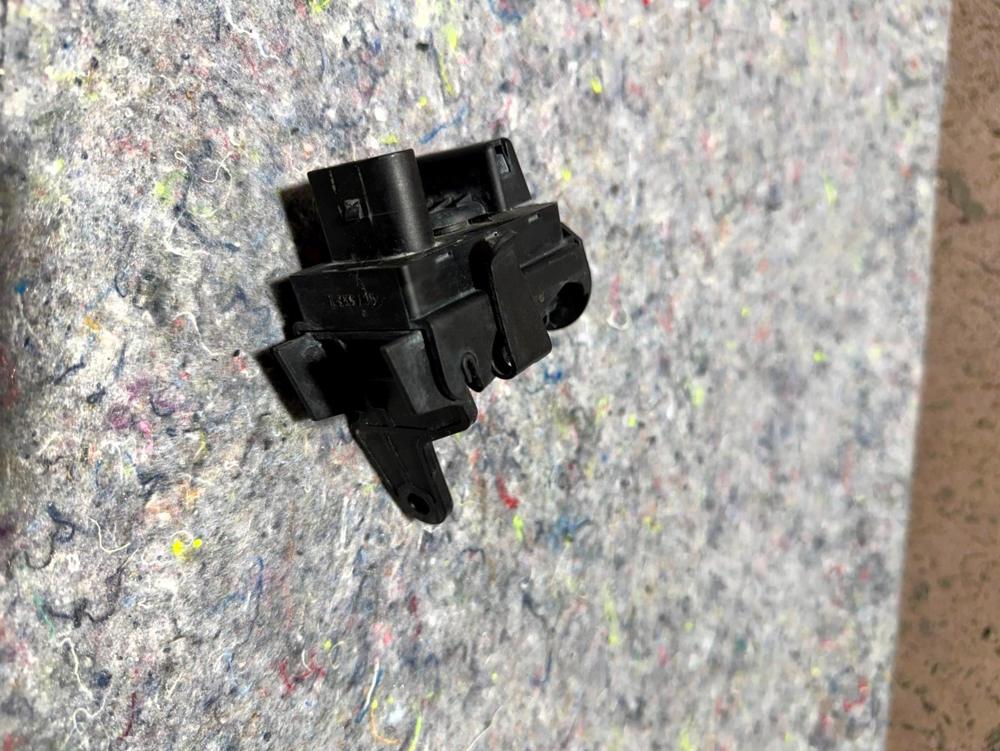 2015 Bentley Continental Air Quality Sensor & Bracket 4B0907659B 3D0907324C OEM – photo 2