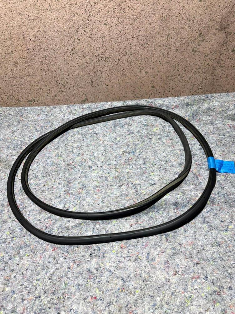 06-2012 Bentley Flying Spur Rear Back Side Door Weather Strip Seal Right Side – photo 1