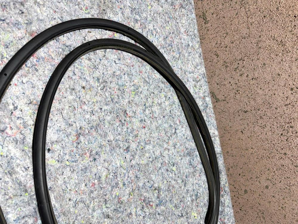 06-2012 Bentley Flying Spur Rear Back Side Door Weather Strip Seal Right Side – photo 2