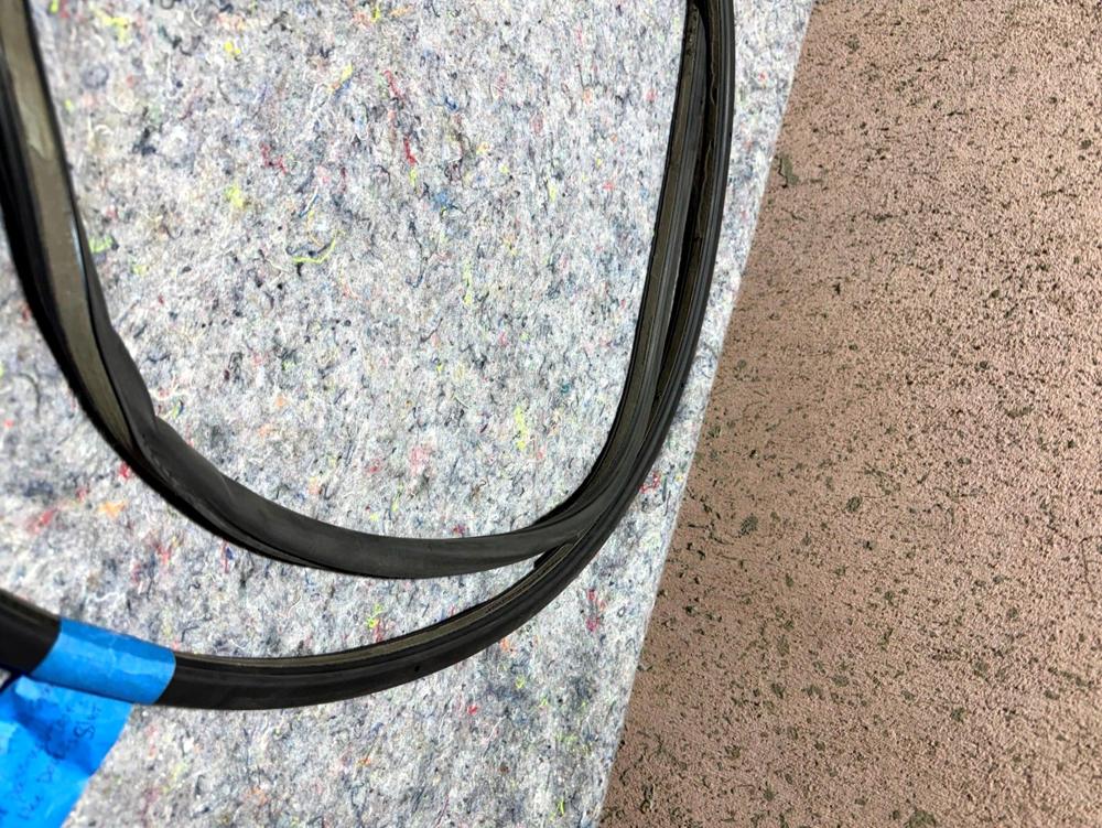 06-2012 Bentley Flying Spur Rear Back Side Door Weather Strip Seal Right Side – photo 3