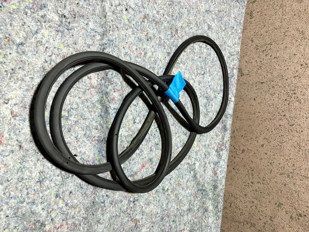 06-2012 Bentley Flying Spur Rear Back Side Door Weather Strip Seal Right Side – photo 4
