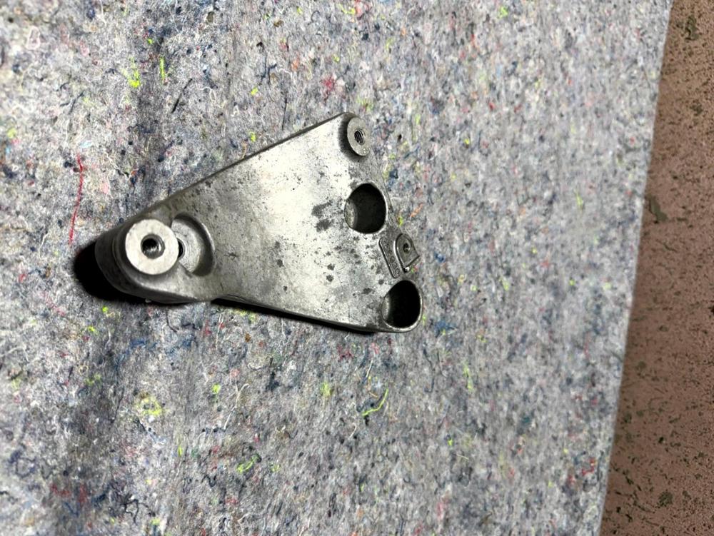 2014-2020 Maserati Ghibli AC Air Condition Compressor Mount Support Bracket OEM – photo 1