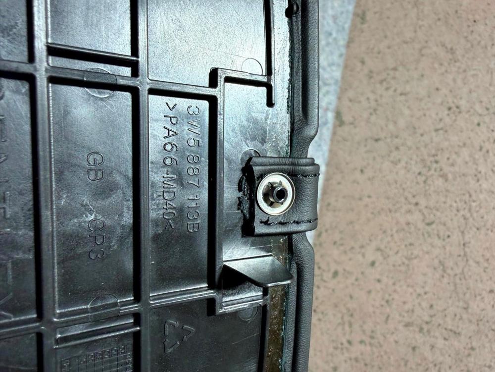 06-12 Bentley Continental Rear Center Top Deck Child Latch Cover 3W5887113B – photo 2