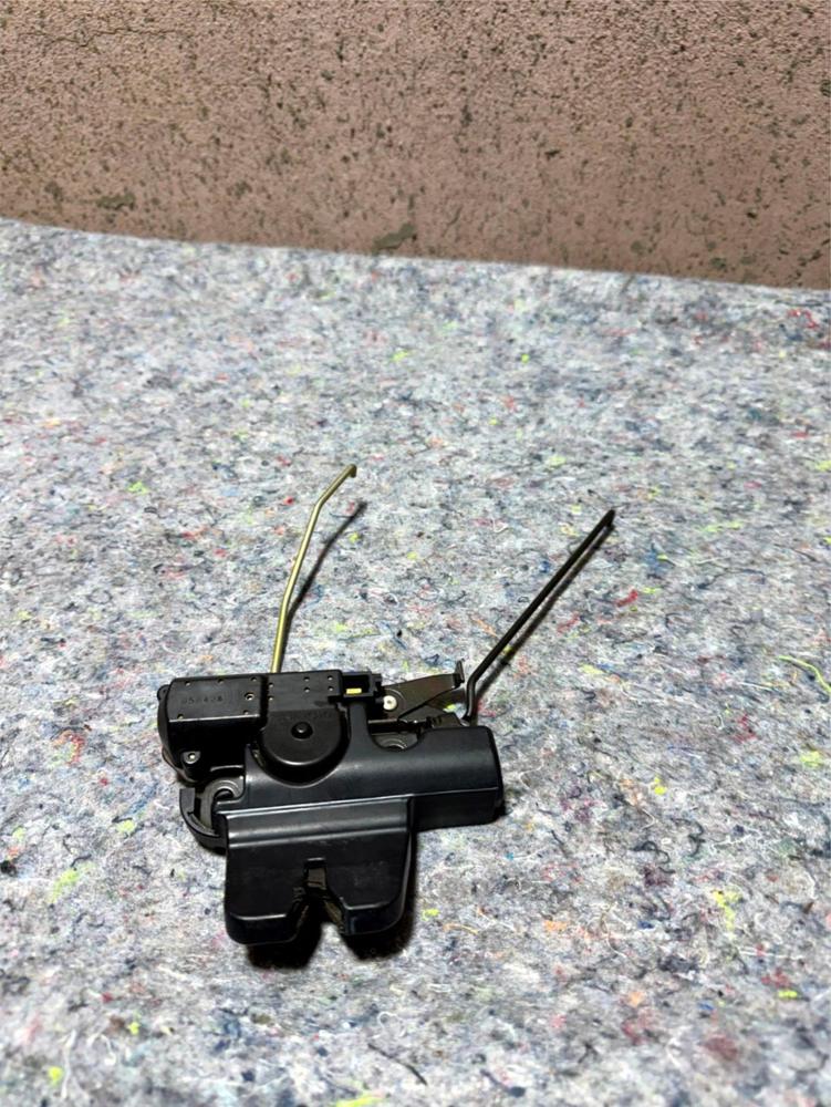Lexus IS200 300 98-05 Central Locking Boot Lock Mechanism OEM – photo 1