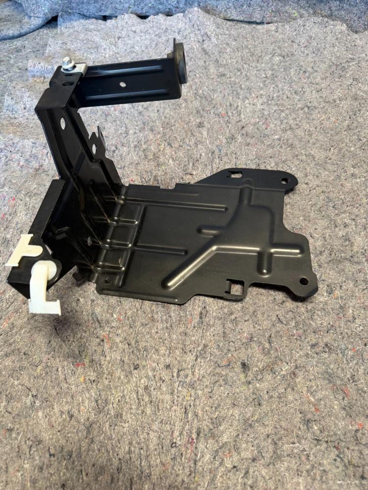 2018-2020 Ford F350 Sd Engine Bay Fuse Box Bracket HU5T-14A465-AD OEM – photo 1