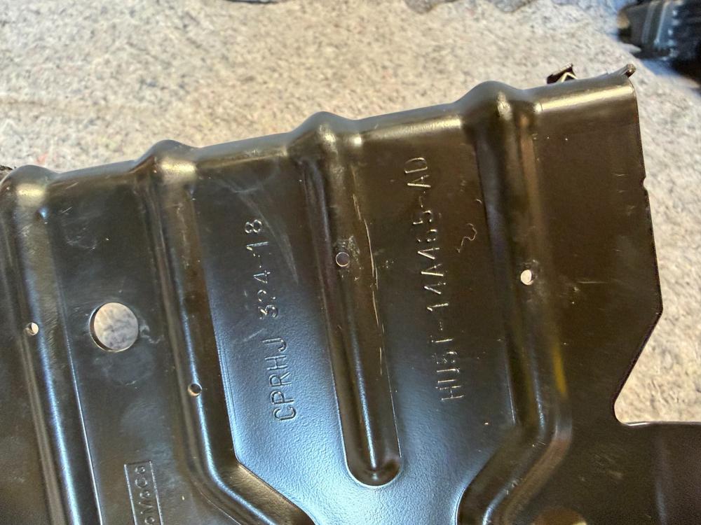 2018-2020 Ford F350 Sd Engine Bay Fuse Box Bracket HU5T-14A465-AD OEM – photo 2