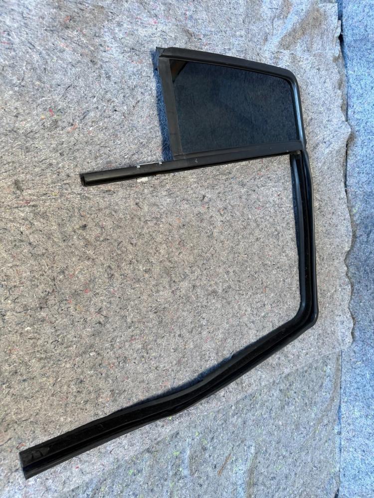 2006-2011 Jeep Patriot Left Rear Driver Door Vent Glass with Seal – photo 1