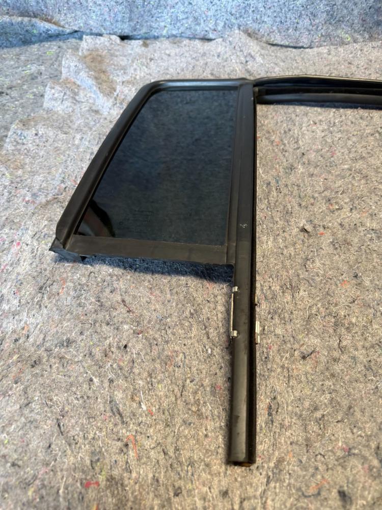 2006-2011 Jeep Patriot Left Rear Driver Door Vent Glass with Seal – photo 3