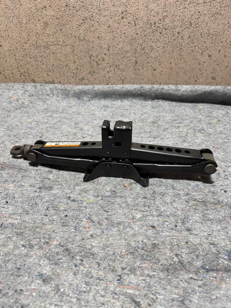 Genuine OEM Toyota 09111-0W160 Emergency Jack Assy – photo 1