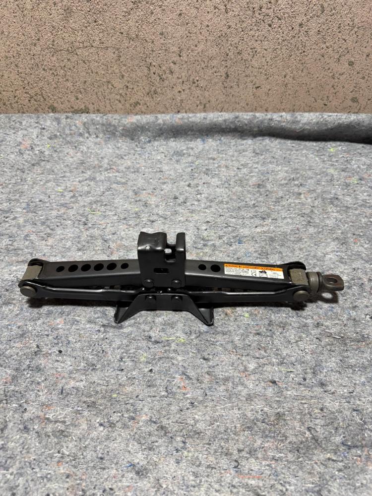 Genuine OEM Toyota 09111-0W160 Emergency Jack Assy – photo 2