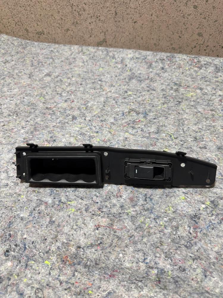 2009 Jeep Patriot Left Driver Rear Door Window Switch W/trim Plate L0164846 – photo 1