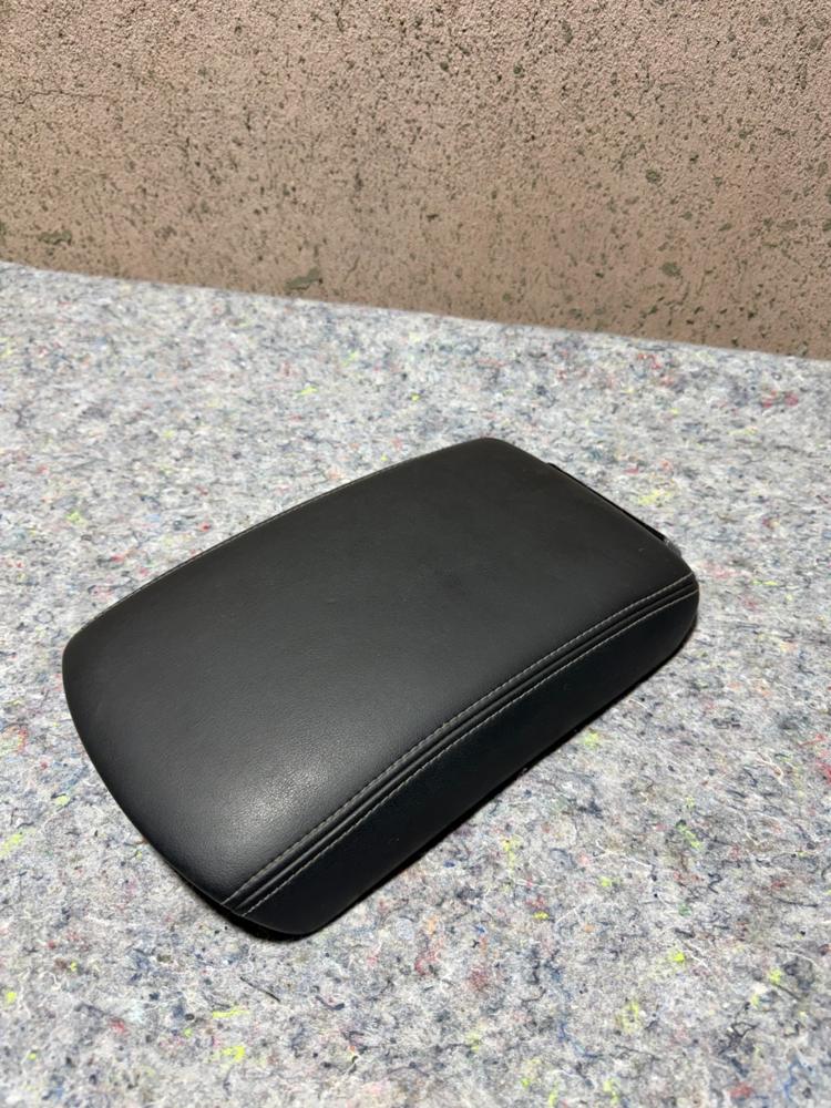 2014-2021 Infiniti Q50 Center Console Black Leather Armrest Lid OEM – photo 1