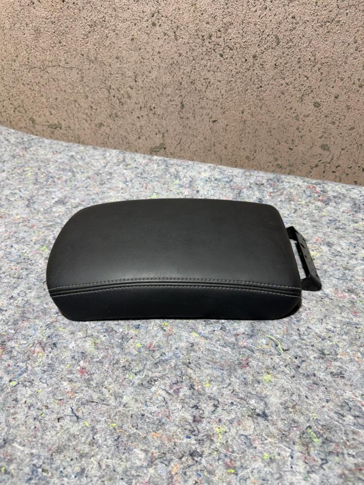 2014-2021 Infiniti Q50 Center Console Black Leather Armrest Lid OEM – photo 3