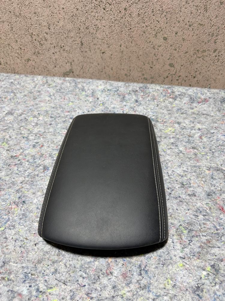 2014-2021 Infiniti Q50 Center Console Black Leather Armrest Lid OEM – photo 4
