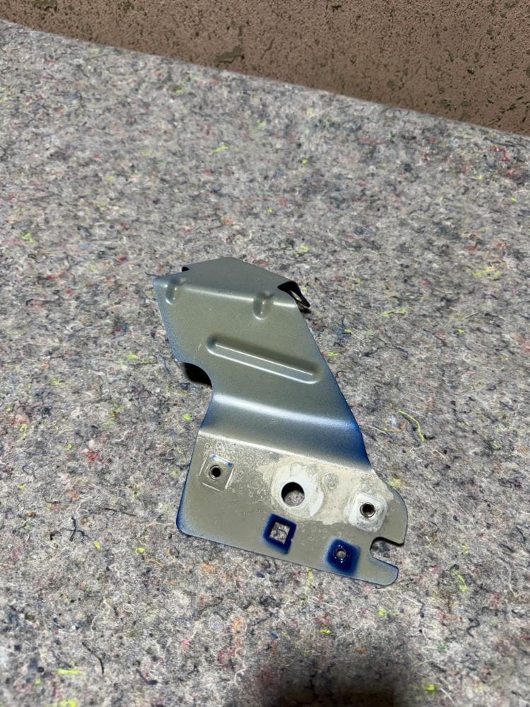 2014-24 Maserati Ghibli Front Right Side Fender Lower Mount Support Bracket OEM – photo 1