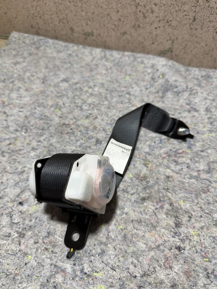 14-18 Infiniti Q50 Rear Left LH Driver Seat Belt Seat Belt Retractor Black OEM – photo 1
