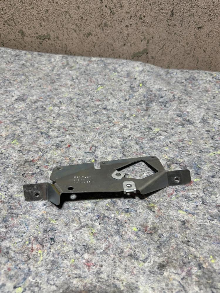 Bentley Int Door Mounting Bracket Left LH 3W5868027 OEM – photo 1