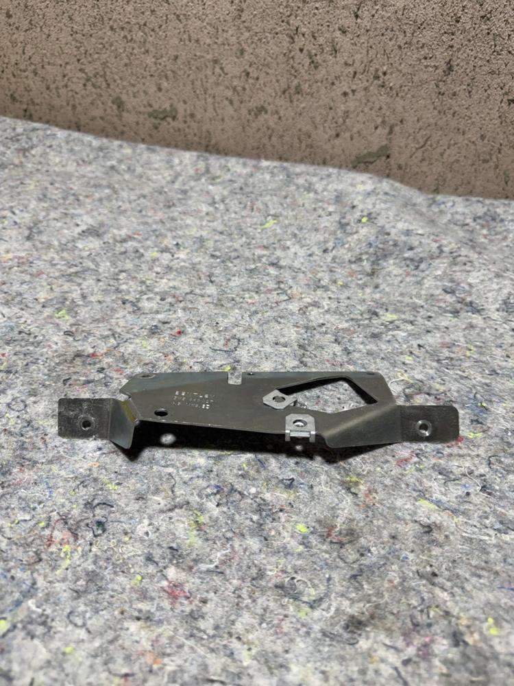 Bentley Int Door Mounting Bracket Left LH 3W5868027 OEM – photo 3