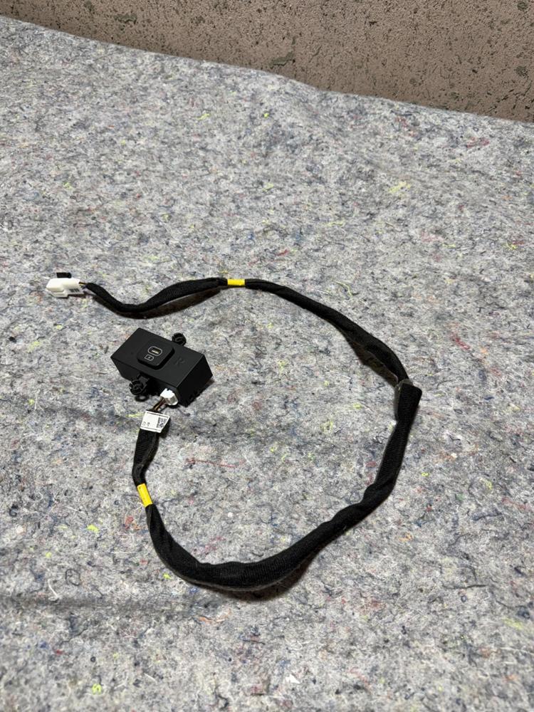 2024 Kia Telluride Right RH Rear USB Charging Port OEM – photo 1
