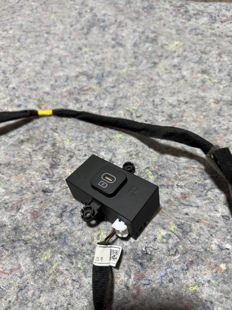 2024 Kia Telluride Right RH Rear USB Charging Port OEM – photo 4