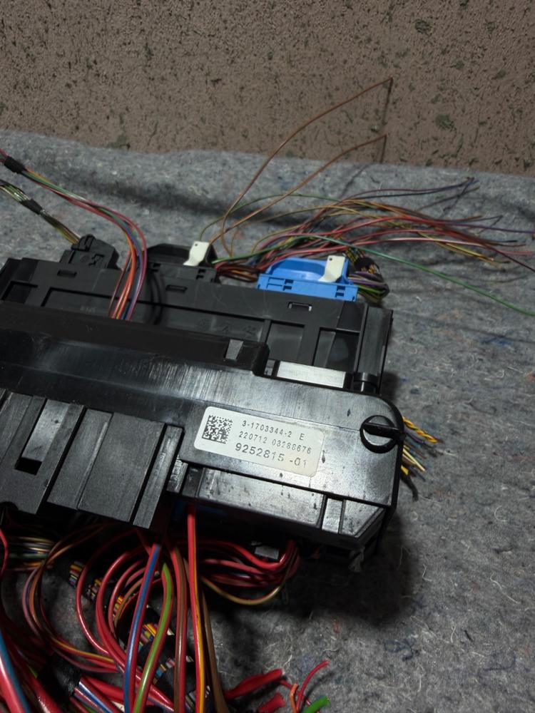 2014 BMW M5 Power Distribution Fuse Box 925281501 OEM – photo 2