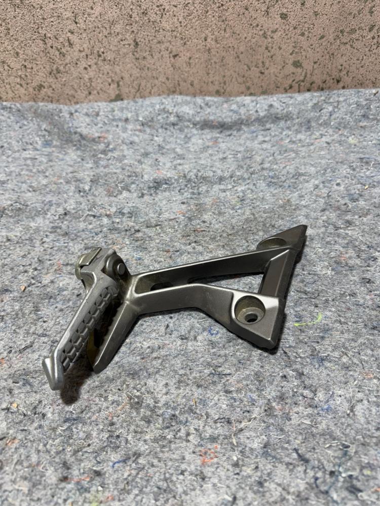 2014 Kawasaki Ninja 300 EX300A Rear Left Footpeg 35063-0841 OEM – photo 1