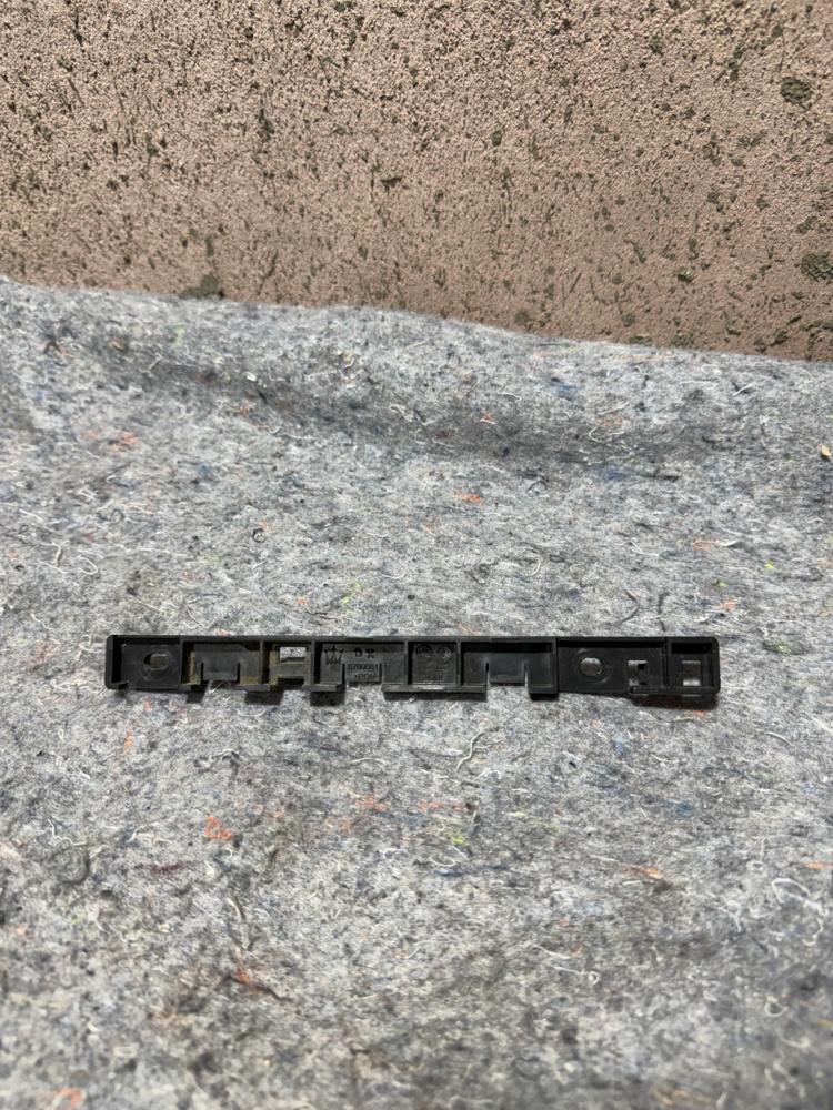 Maserati Ghibli Side Skirt RH Mounting Bracket 670006111 OEM – photo 2
