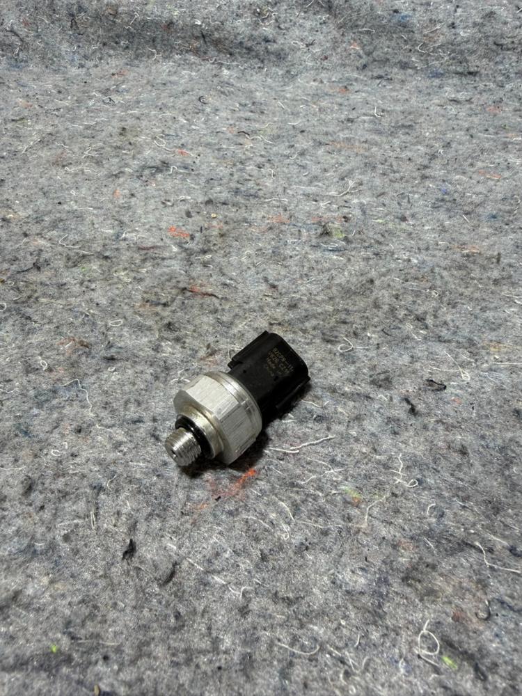 Infiniti AC High Pressure Sensor 92CP8-11 OEM – photo 1