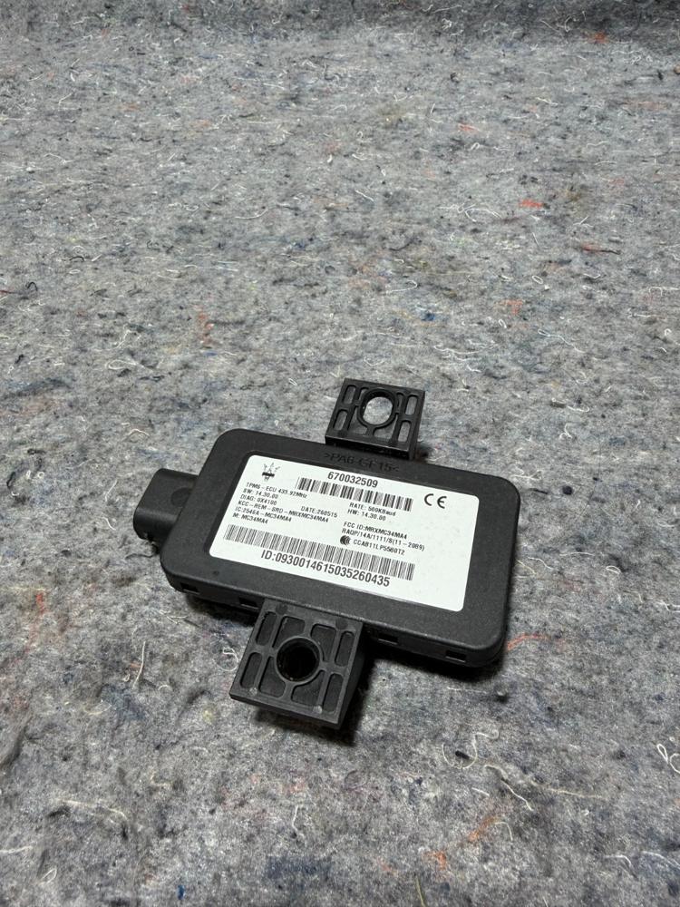 2014-2021 Maserti Ghibli Front Right Tire Pressure Control Module 670032509 OEM – photo 1