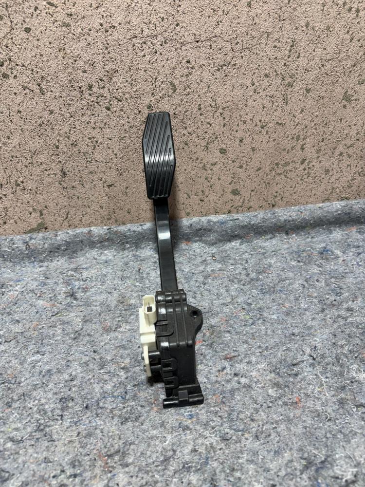 2018 Chevy Spark Pedal Assembly 95352200 OEM – photo 2